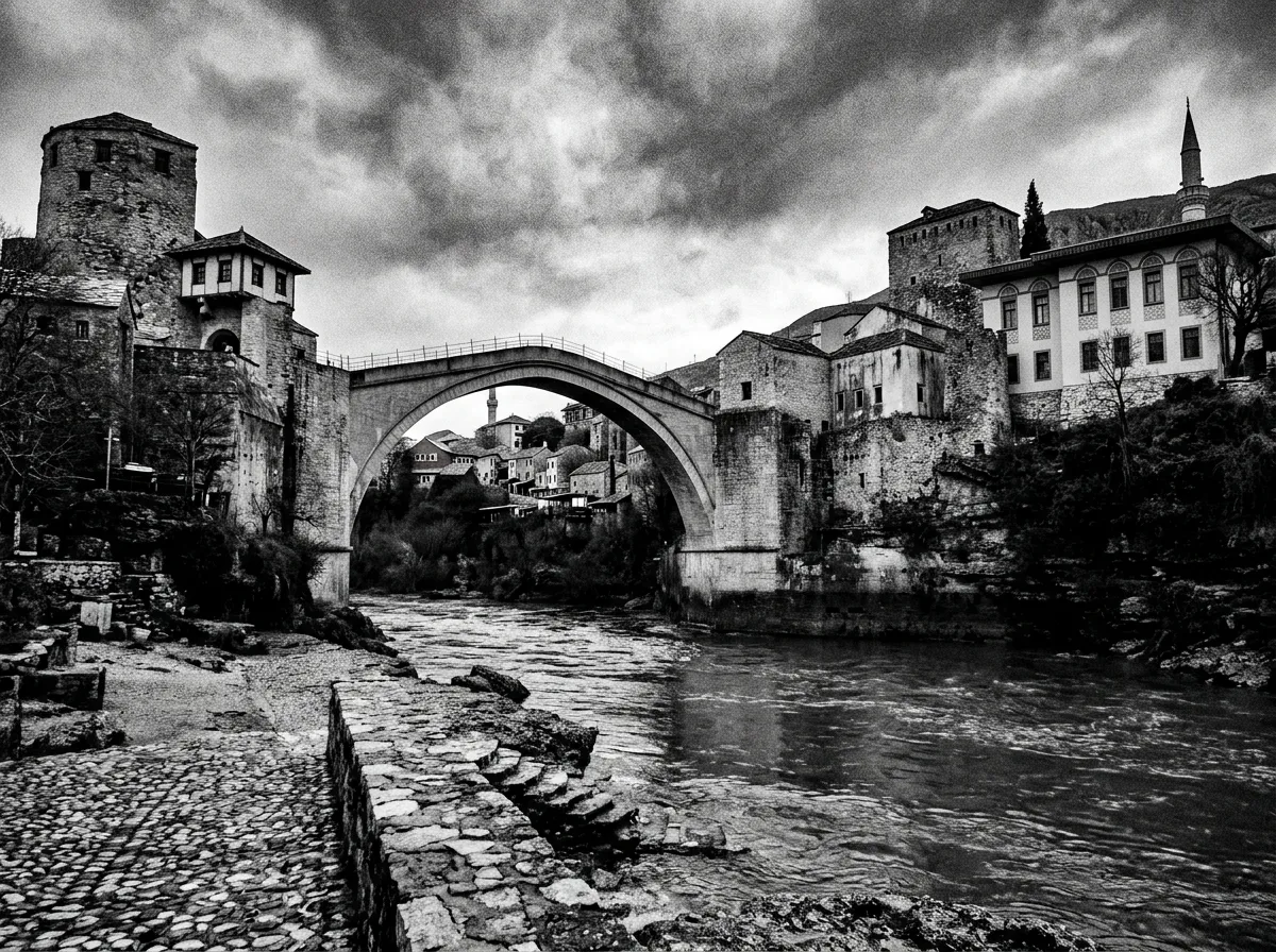 Stari Most w Mostarze widziany z nabrzeża, kamienny łuk nad rzeką, kamienne domy po bokach