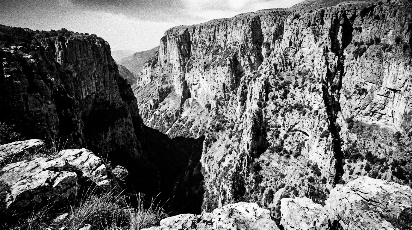 Wąwóz Vikos, widok z krawędzi, pionowe ściany skalne
