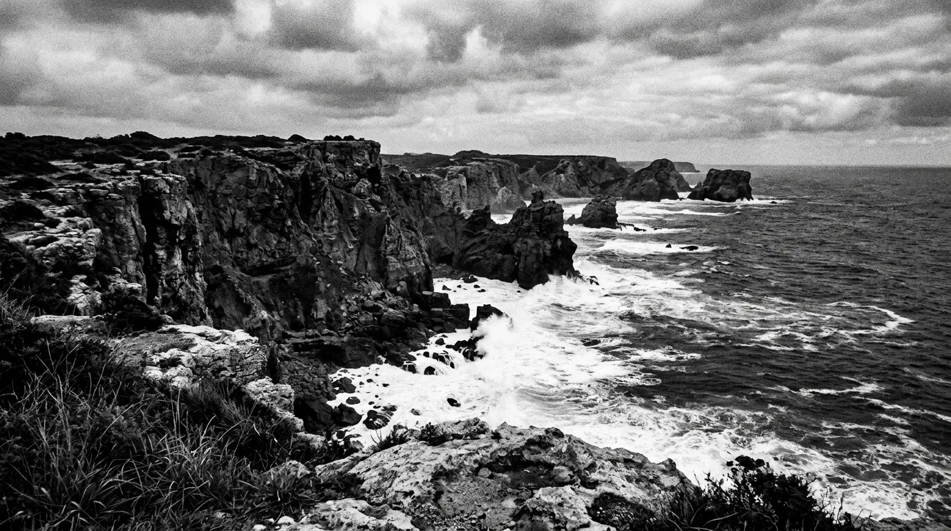 Klify Algarve, czerwony piaskowiec i Atlantyk
